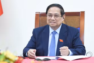 Thủ tướng Phạm Minh Chính điện đàm với Thủ tướng Singapore Lawrence Wong (Ảnh: TRẦN HẢI). 