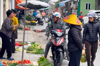 Hoạt động mua bán tại chợ dân sinh (trong ảnh: Chợ Kênh, thành phố Nam Định, tỉnh Nam Định) đã trở lại bình thường trong ngày mồng 4 Tết.