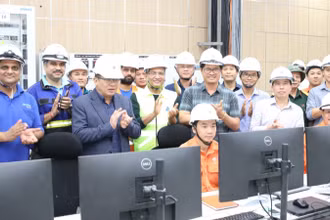 Lãnh đạo EVN, các kỹ sư, chuyên gia, công nhân vui mừng chứng kiến thời khắc đóng điện, hòa lưới thành công Tổ máy 2 Thủy điện Yaly mở rộng (Ảnh: EVN)