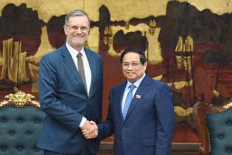 Thủ tướng Chính phủ Phạm Minh Chính và Đại sứ Cộng hòa Pháp tại Việt Nam Olivier Brochet. (Ảnh: TRẦN HẢI)
