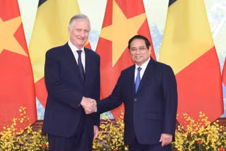 Thủ tướng Chính phủ Phạm Minh Chính và Nhà vua Bỉ Philippe. (Ảnh: TRẦN HẢI)