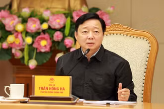 Phó Thủ tướng Chính phủ Trần Hồng Hà phát biểu ý kiến chỉ đạo tại cuộc họp. 