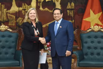 Thủ tướng Phạm Minh Chính và bà Mariam J. Sherman, Giám đốc Quốc gia của Văn phòng Ngân hàng Thế giới (WB) khu vực Việt Nam, Lào, Campuchia. (Ảnh: TRẦN HẢI)