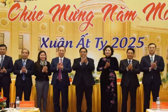 Thủ tướng Phạm Minh Chính với lãnh đạo Ngân hàng Nhà nước Việt Nam (Ảnh: TRẦN HẢI).