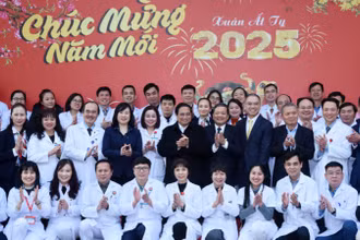 Thủ tướng Phạm Minh Chính với cán bộ, y sĩ, bác sĩ và nhân viên y tế Bệnh viện Phổi Trung ương. (Ảnh: TRẦN HẢI)