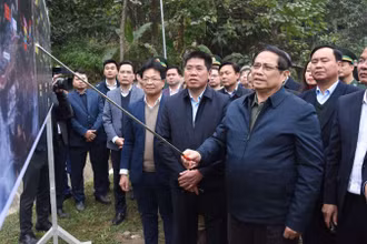 Thủ tướng Phạm Minh Chính cho ý kiến chỉ đạo về phương án đầu tư tuyến đường sắt Lào Cai - Hà Nội - Hải Phòng (Ảnh: TRẦN HẢI). 