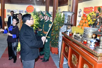 Thủ tướng Phạm Minh Chính dâng hương tại Nhà tưởng niệm Chủ tịch Hồ Chí Minh ở Khu di tích Quốc gia đặc biệt địa điểm chiến thắng Biên giới năm 1950. (Ảnh: THANH GIANG)