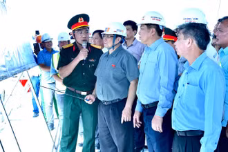 Thủ tướng Phạm Minh Chính chỉ đạo tiến độ xây dựng tuyến cao tốc Cần Thơ-Cà Mau tại nút giao IC5 trên địa bàn xã Vị Thắng, huyện Vị Thủy, tỉnh Hậu Giang. (Ảnh: Thanh Giang)
