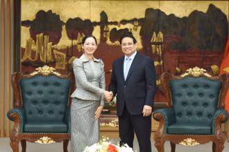 Thủ tướng Chính phủ Phạm Minh Chính và Bộ trưởng Thương mại Campuchia Cham Nimul. (Ảnh: TRẦN HẢI)