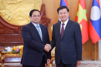 Thủ tướng Chính phủ Phạm Minh Chính và Tổng Bí thư, Chủ tịch nước Lào Thongloun Sisoulith. (Ảnh: Nhật Bắc - VGP)