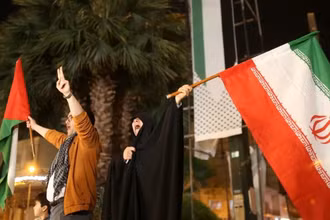 Người dân Iran đổ xuống đường sau vụ tấn công vào Israel. (Ảnh: Reuters) 