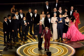 Dàn diễn viên và đoàn làm phim Everything Everywhere All At Once nhận giải Oscar cho phim hay nhất. (Ảnh: CNN)