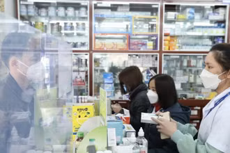 Nhân viên cửa hàng thuốc hướng dẫn khách sử dụng thuốc. (Ảnh minh họa: TTXVN) 