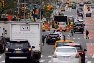 Giao thông trên đường phố New York, Mỹ. (Ảnh: Reuters) 