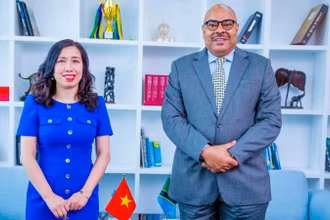 Thứ trưởng Ngoại giao Lê Thị Thu Hằng và Bộ trưởng Ngoại giao và Hợp tác Cộng hòa thống nhất Tanzania Mahmoud Thabit Kombo.
