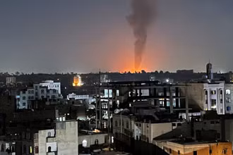 Khói bốc lên sau một cuộc không kích vào Sanaa, Yemen, ngày 25/2/2024. (Ahr: Reuters) 