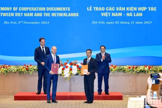 Trao Thỏa thuận giữa Tổng cục Hải quan Việt Nam và Cơ quan Hải quan Hà Lan về việc thực hiện Hiệp định giữa Việt Nam và Hà Lan về hợp tác và hỗ trợ hành chính lẫn nhau trong lĩnh vực hải quan. (Ảnh: TRẦN HẢI)