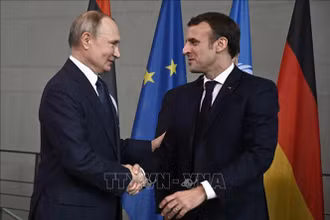 Tổng thống Pháp Emmanuel Macron (phải) và Tổng thống Nga Vladimir Putin trong cuộc gặp tại Berlin, Đức, ngày 19/1/2020. (Ảnh tư liệu: AFP/TTXVN) 