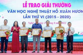 Trao giải A cho các tác giả.