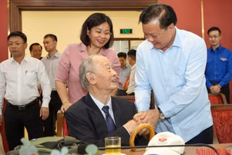 Bí thư Thành ủy Đinh Tiến Dũng thăm hỏi các đồng chí cán bộ lão thành cách mạng. (Ảnh: DUY LINH)