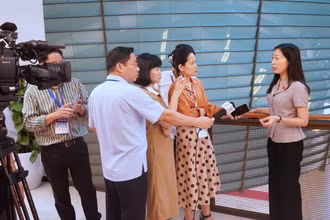 Phóng viên các cơ quan thông tấn, báo chí tác nghiệp tại hành lang Quốc hội trong khuôn khổ Kỳ họp thứ 7. (Ảnh: TRUNG HƯNG) 