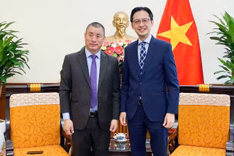 Thứ trưởng Ngoại giao Đỗ Hùng Việt tiếp Đại sứ Bhutan tại Thái Lan kiêm nhiệm Việt Nam Kinzang Dorji nhân dịp sang Việt Nam trình Quốc thư.