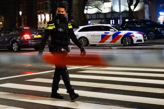 Cảnh sát Hà Lan trên đường phố Amsterdam. (Ảnh minh họa: Reuters) 