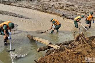 Tìm kiếm người mất tích do sạt lở đất sau bão số 3 ở Làng Nủ, xã Phúc Khánh, huyện Bảo Yên, tỉnh Lào Cai. (Ảnh: TÂM THỜI)
