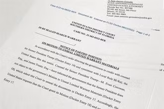 Các tài liệu do FBI thu giữ được tại tư dinh của cựu Tổng thống Donald Trump ở Palm Beach, Florida, ngày 18/8/2022. Ảnh: AP/TTXVN