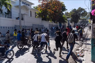 Người dân biểu tình phản đối bạo lực băng đảng ở thủ đô Port-au-Prince, Haiti ngày 26/1/2023. (Ảnh: AFP/TTXVN)