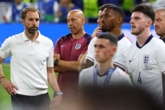 Huấn luyện viên Gareth Southgate và các thành viên tuyển Anh sau trận đấu. (Ảnh: Reuters) 