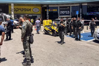 Lực lượng an ninh Israel tập trung bên ngoài trung tâm mua sắm sau vụ tấn công bằng dao ở Karmiel, miền bắc Israel, ngày 3/7/2024. (Ảnh: Reuters) 