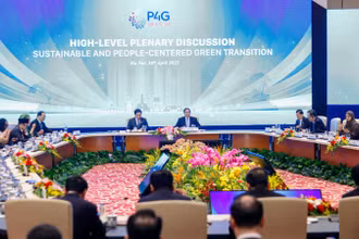 Thủ tướng Phạm Minh Chính chủ trì Phiên thảo luận cấp cao với chủ đề "Chuyển đổi xanh bền vững, lấy con người làm trung tâm". (Ảnh: VGP)