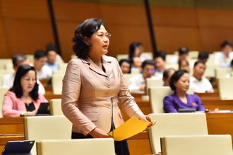 Thống đốc Ngân hàng Nhà nước Nguyễn Thị Hồng giải trình, làm rõ một số nội dung đại biểu Quốc hội nêu tại phiên thảo luận. (Ảnh: THỦY NGUYÊN)
