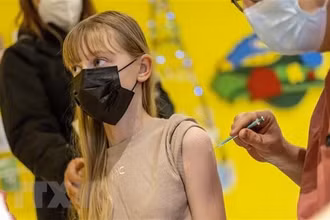 Nhân viên y tế tiêm vaccine ngừa Covid-19 cho người dân tại Berlin, Đức. (Ảnh: AFP/TTXVN)