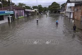 Cảnh ngập lụt sau những trận mưa lớn do ảnh hưởng của bão tại Puerto Barrios, Izabal, Guatemala, ngày 5/11/2020. (Ảnh tư liệu: AFP/TTXVN) 