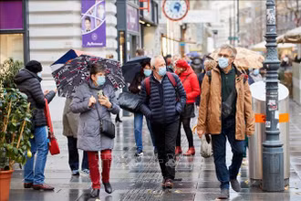 Người dân đeo khẩu trang phòng dịch Covid-19 tại Vienna, Áo. (Ảnh tư liệu: THX/TTXVN)