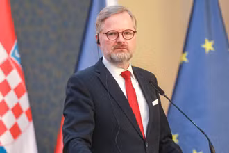 Thủ tướng Séc Petr Fiala tại cuộc họp báo ở Prague. (Ảnh: AFP/TTXVN)