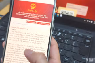 Thời gian tổ chức lấy ý kiến nhân dân, các ngành, các cấp về dự thảo Nghị quyết sửa đổi, bổ sung một số điều của Hiến pháp năm 2013 bắt đầu từ ngày 6/5 và hoàn thành vào ngày 5/6. (Ảnh: TRUNG HƯNG)