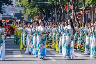 Đoàn diễu hành áo dài của Thành đoàn Hà Nội tại Festival Thu Hà Nội, tháng 10/2023. (Ảnh minh họa: THÀNH ĐẠT)