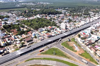 Nút giao thông Dầu Giây, một hạng mục của Dự án khôi phục, cải tạo quốc lộ 20. Quá trình thi công nút giao này đã có nhiều người thiệt mạng do thi công mất an toàn, kéo dài, khiến dư luận địa phương rất bức xúc.