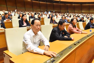 Quốc hội tiến hành biểu quyết thông qua việc điều chỉnh chương trình Kỳ họp thứ 6, Quốc hội khóa XV. (Ảnh: THỦY NGUYÊN) 