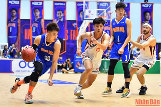 Các cầu thủ Hanoi Buffaloes (áo xanh) không thể tận dụng lợi thế sân nhà cùng phong độ tốt hơn để giữ lại thắng lợi trong trận đấu cuối cùng trên nhà Hoàng Mai tại vòng bảng năm nay.