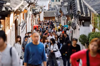 Du khách tham quan làng cổ Bukchon Hanok ở Seoul, Hàn Quốc, ngày 25/10/2024. (Ảnh minh họa: Reuters) 