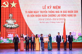 Thừa ủy quyền của Chủ tịch nước và lãnh đạo Đảng, Phó Chủ tịch nước Võ Thị Ánh Xuân trao Huân chương Lao động hạng Ba (lần thứ 2) cho tập thể lãnh đạo, cán bộ, công nhân viên và người lao động Công ty TNHH một thành viên In Báo Nhân Dân Hà Nội. (Ảnh: ĐẠI GIANG)