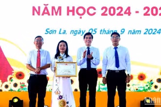 Đồng chí Hoàng Quốc Khánh, Bí thư Tỉnh ủy, Chủ tịch Ủy ban nhân dân tỉnh Sơn La tặng Bằng khen cho Trường trung học phổ thông chuyên Sơn La.