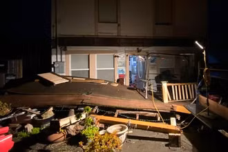 Thiệt hại do động đất gây ra bên ngoài 1 tòa nhà ở Rio Dell (California). (Nguồn: CNN)