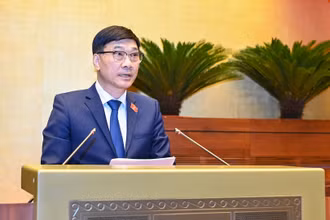 Ủy viên Ủy ban Thường vụ Quốc hội, Chủ nhiệm Ủy ban Kinh tế của Quốc hội Vũ Hồng Thanh trình bày Báo cáo giải trình, tiếp thu, chỉnh lý dự thảo Luật Đất đai (sửa đổi). (Ảnh: DUY LINH) 