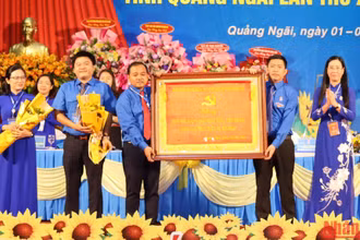 Bí thư Tỉnh ủy Quảng Ngãi Bùi Thị Quỳnh Vân trao tặng bức trướng cho Ban Thường vụ Tỉnh đoàn Quảng Ngãi.