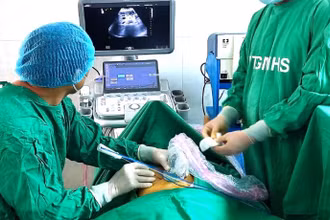 Bác sĩ thực hiện phương pháp hủy khối u bằng sóng cao tần cho bệnh nhân.